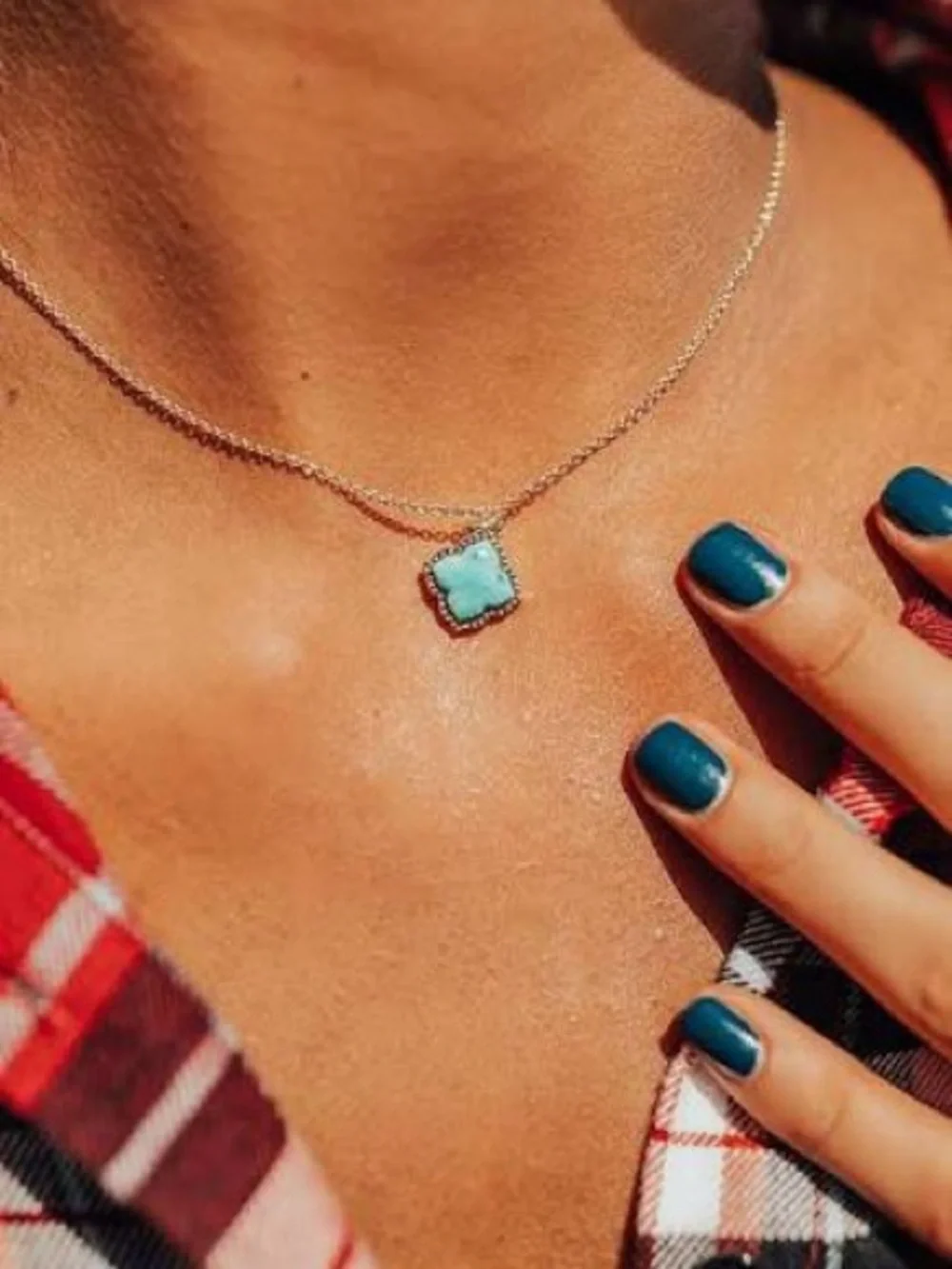 KENDRA SCOTT “MALLORY” GOLD PENDANT NECKLACE IN VARIEGATED TURQUOISE